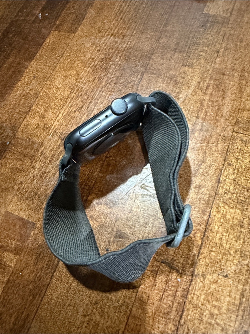 Apple Smartwatch SE (Gen 1)in Black with Black Nylon Strap - Picture 3 of 3